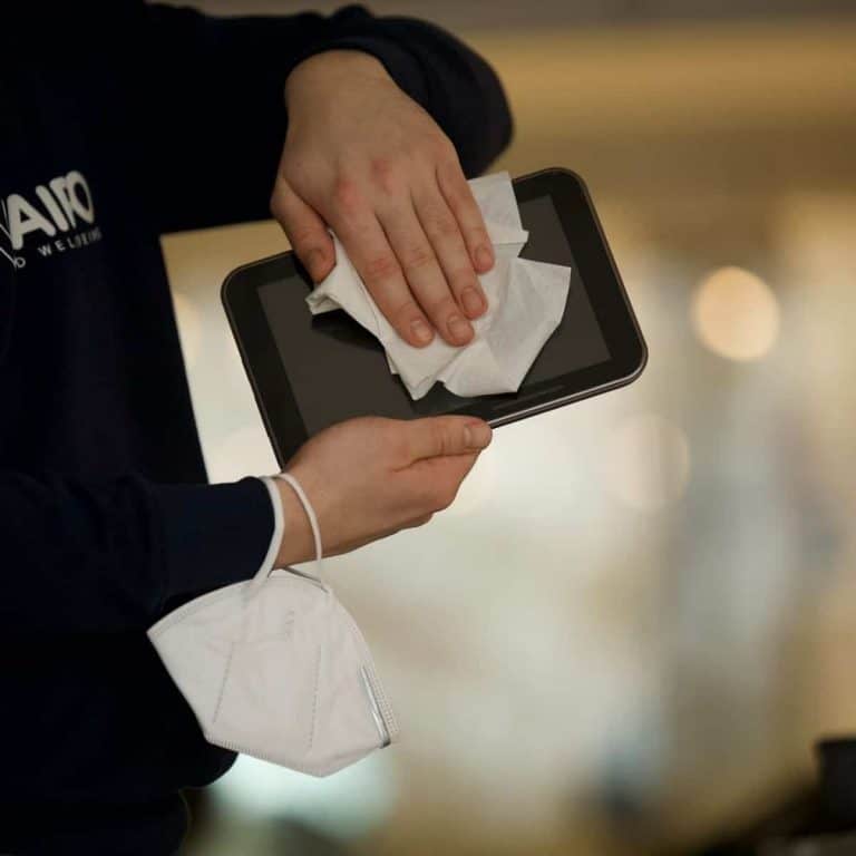 How to Clean Tempered Glass Without Streaks! A Simple Guide