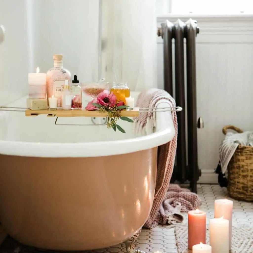 What is a garden tub freestanding