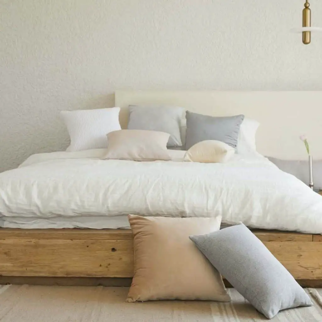 Warm and white Japandi bedroom